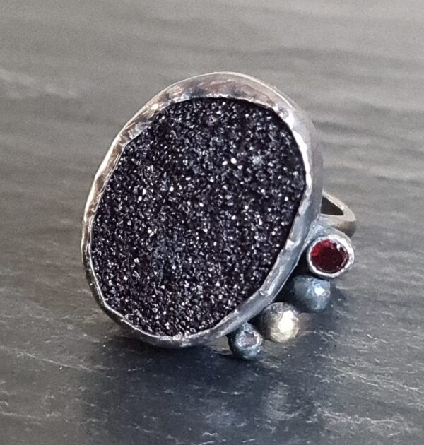 Schwarzer Druzy Quarz Ring mit Granat